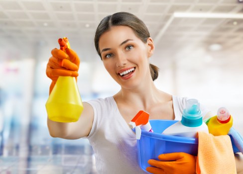 Professional carpets cleaner in Soho treating a residential carpet